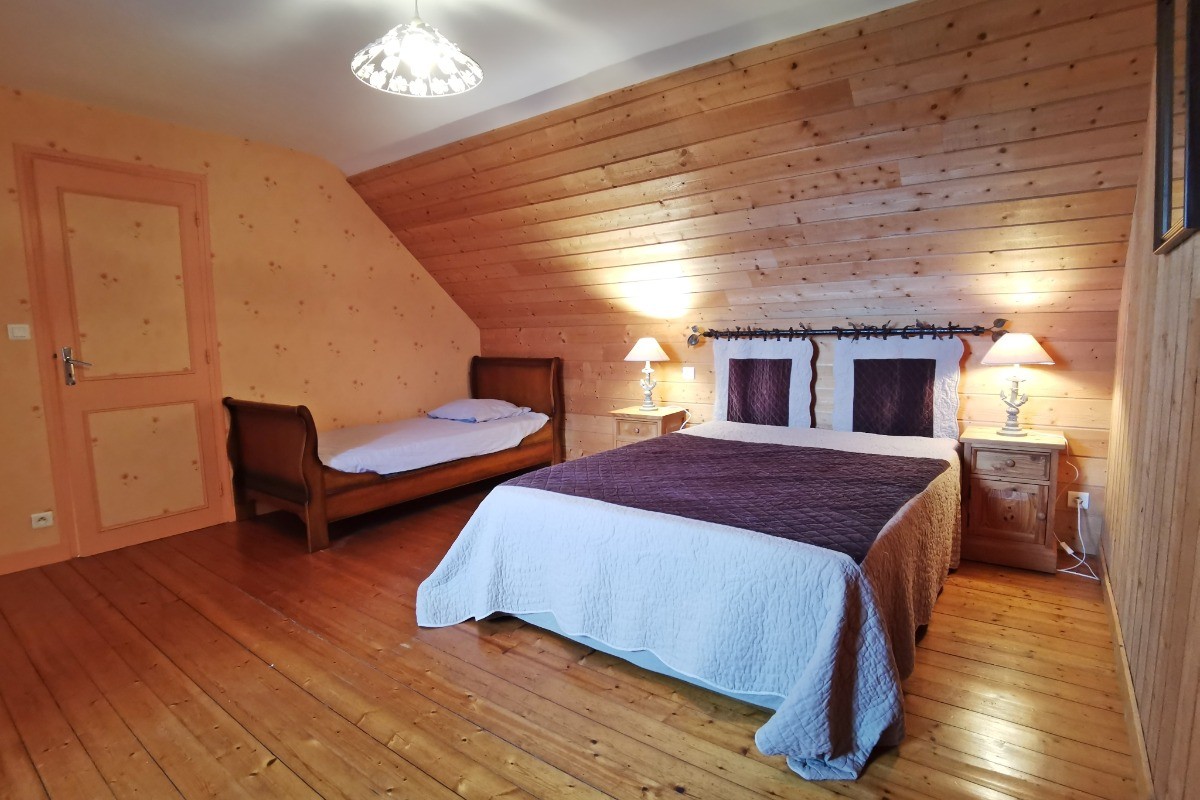 Etage: chambre avec lit 140 et lit 90