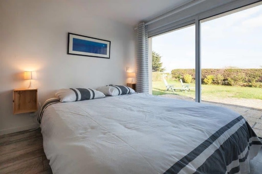 chambre 1 au RDC avec lit 160 x 200 et placard penderie et accès jardin