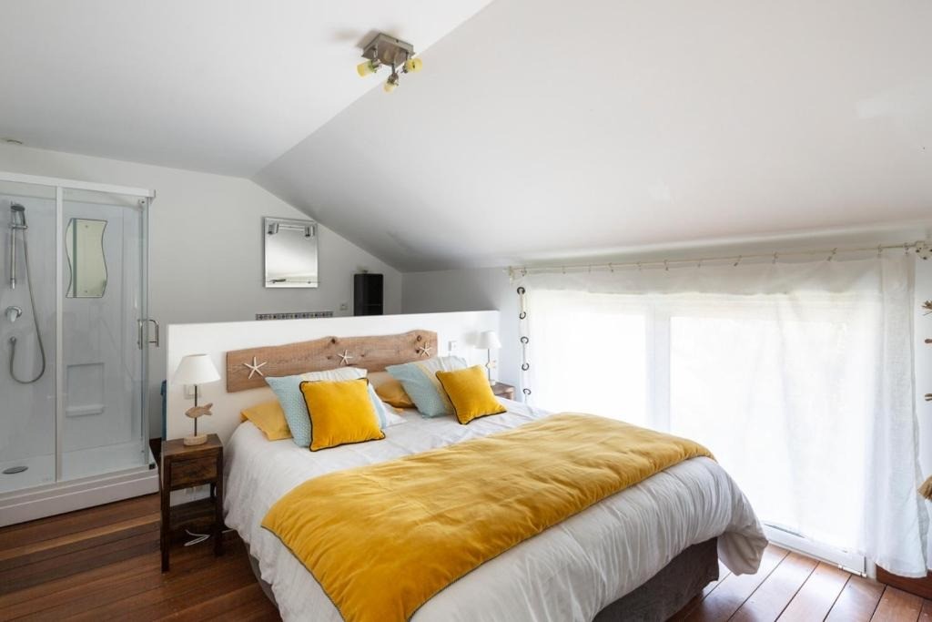 chambre avec lit 160 et salle d'eau privative à l'étage