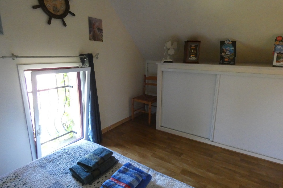 Chambre à l'étage pour 2 personnes (lit 140 cm) avec linges de lit et de toilette fournis.