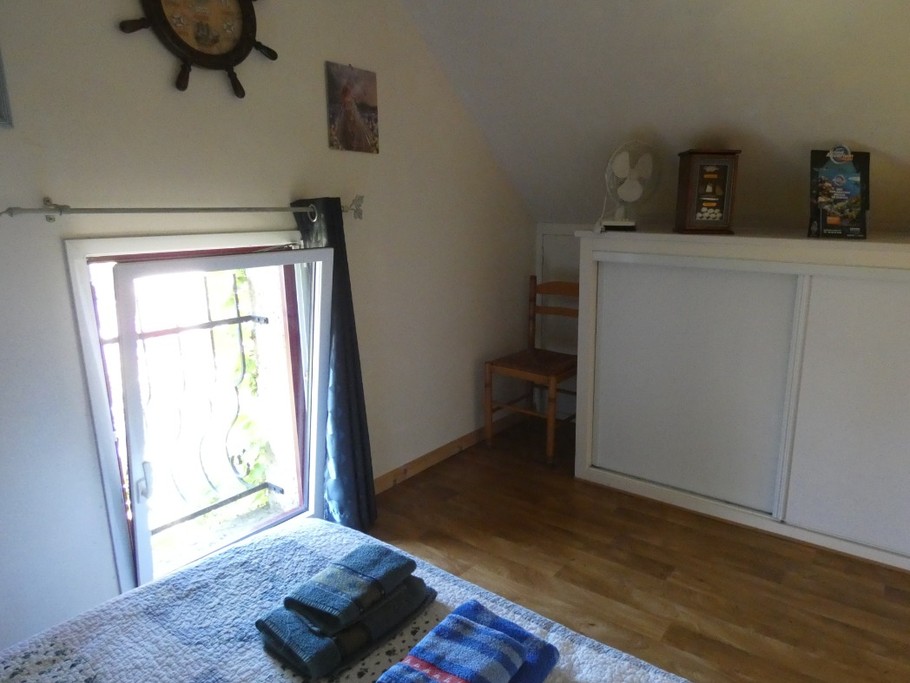 Chambre à l'étage pour 2 personnes (lit 140 cm) avec linges de lit et de toilette fournis.