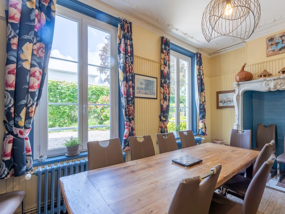 salle à manger (table avec allonges pour 12 personnes)