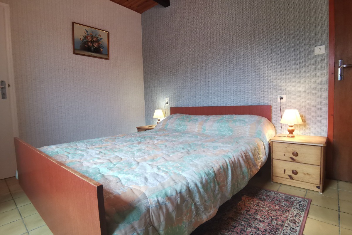 Ground floor: Bedroom 1 with double bed (140cm)
