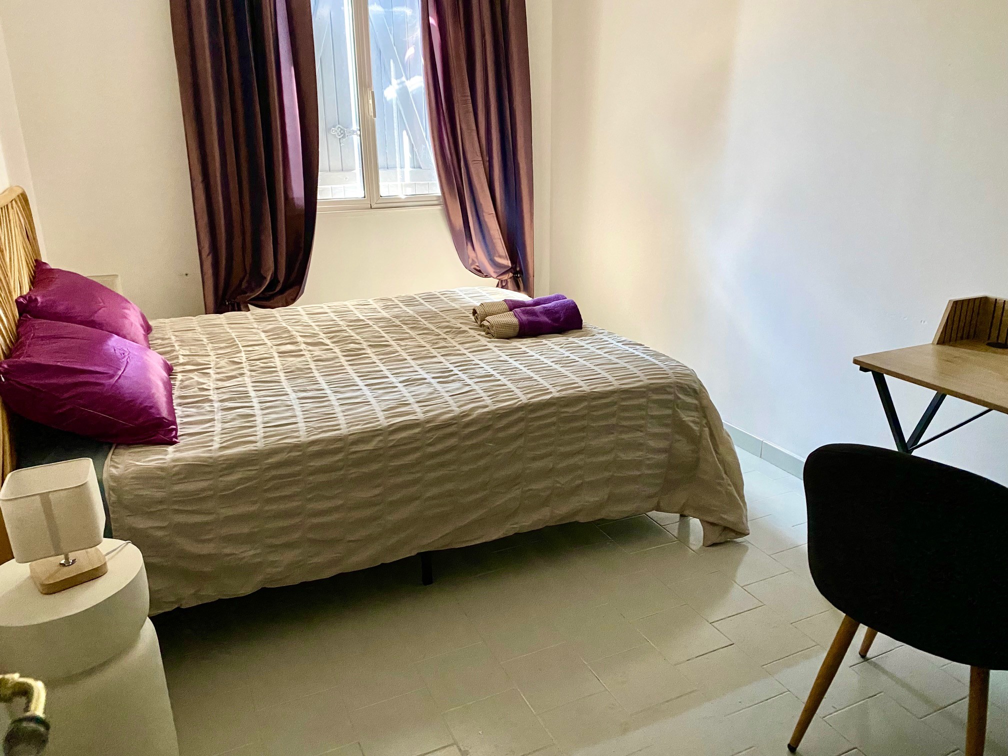 Shell-themed room, 160-cm bed, ceiling fan