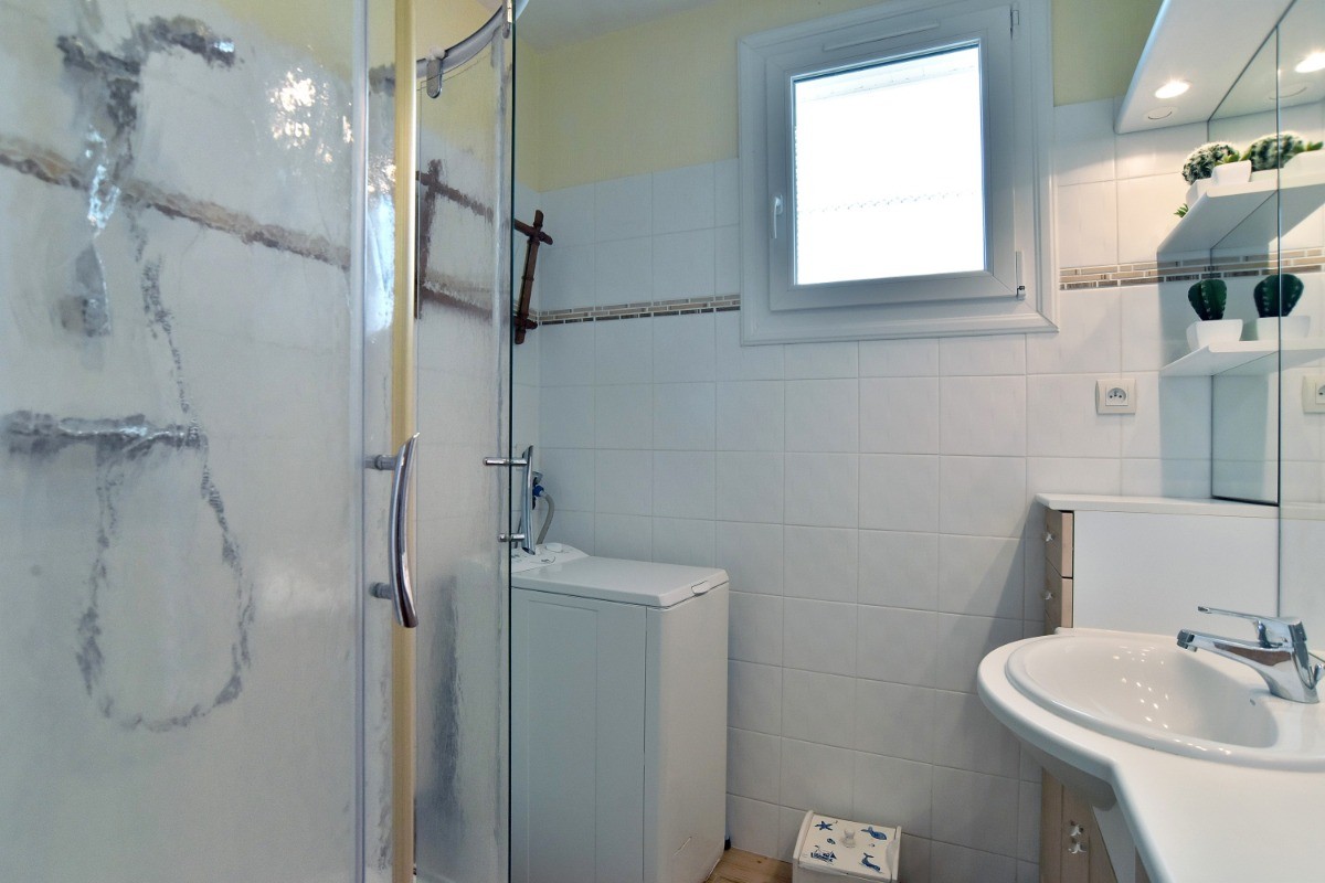 Salle de bain avec douche