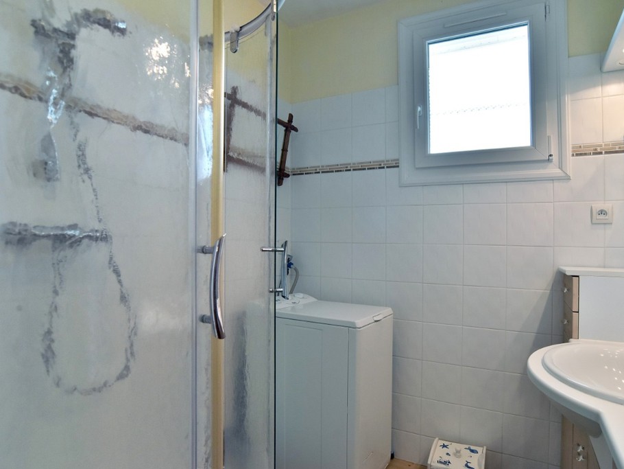 Salle de bain avec douche