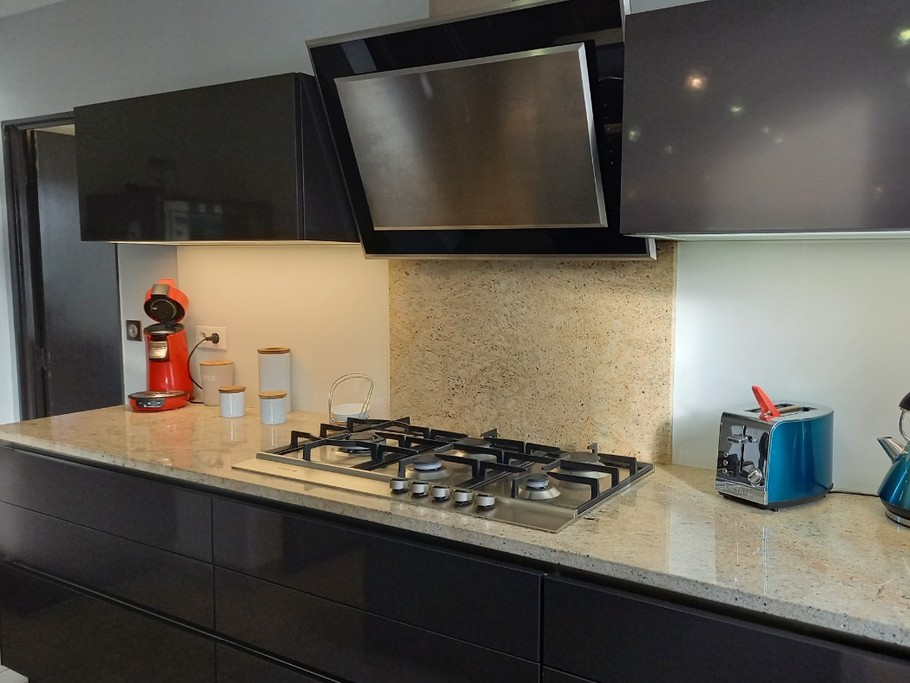 Clévacances - Location 10 personnes - cuisine - Langueux - Maison avec jacuzzi