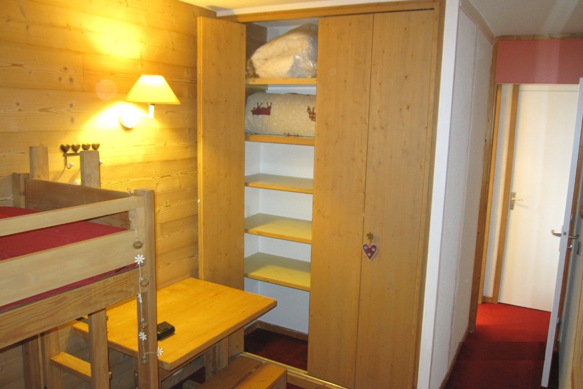 La chambre avec placard-penderie et bureau