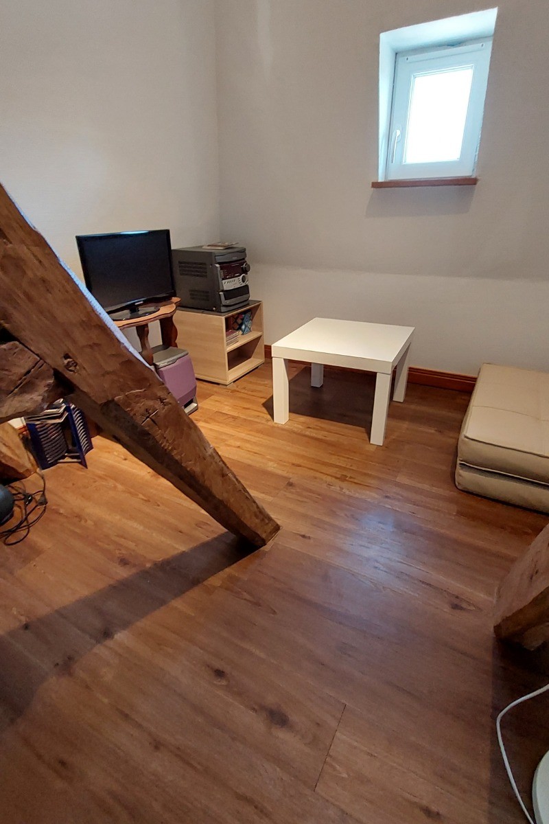 Espace jeux pour enfants avec TV et jouets sous les combles