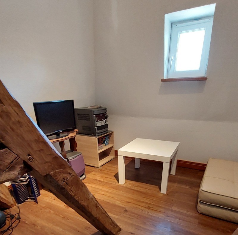 Espace jeux pour enfants avec TV et jouets sous les combles