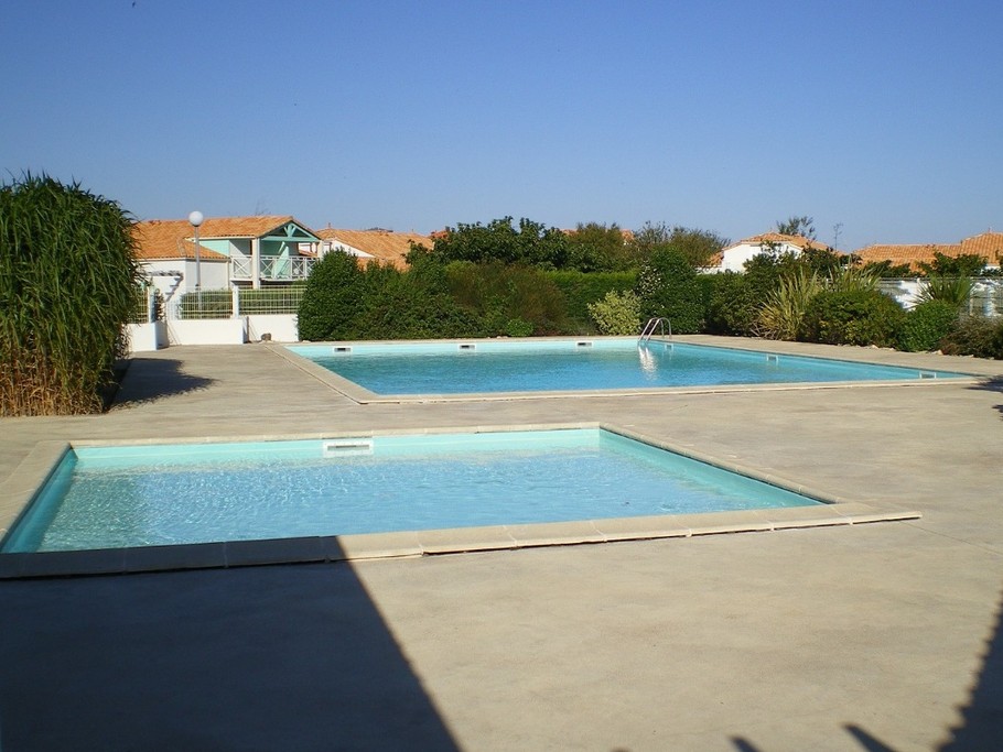 Piscine commune dans la résidence