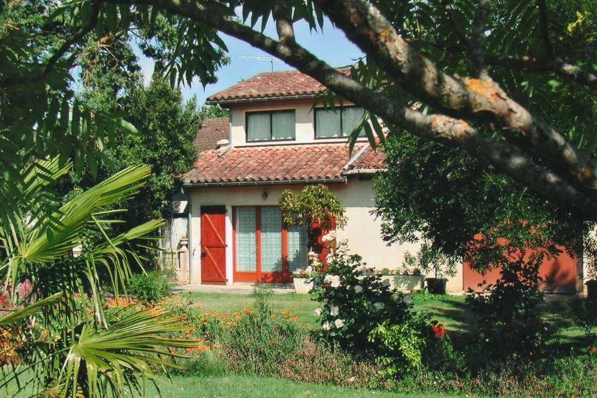 le gîte vu de l'espace vert