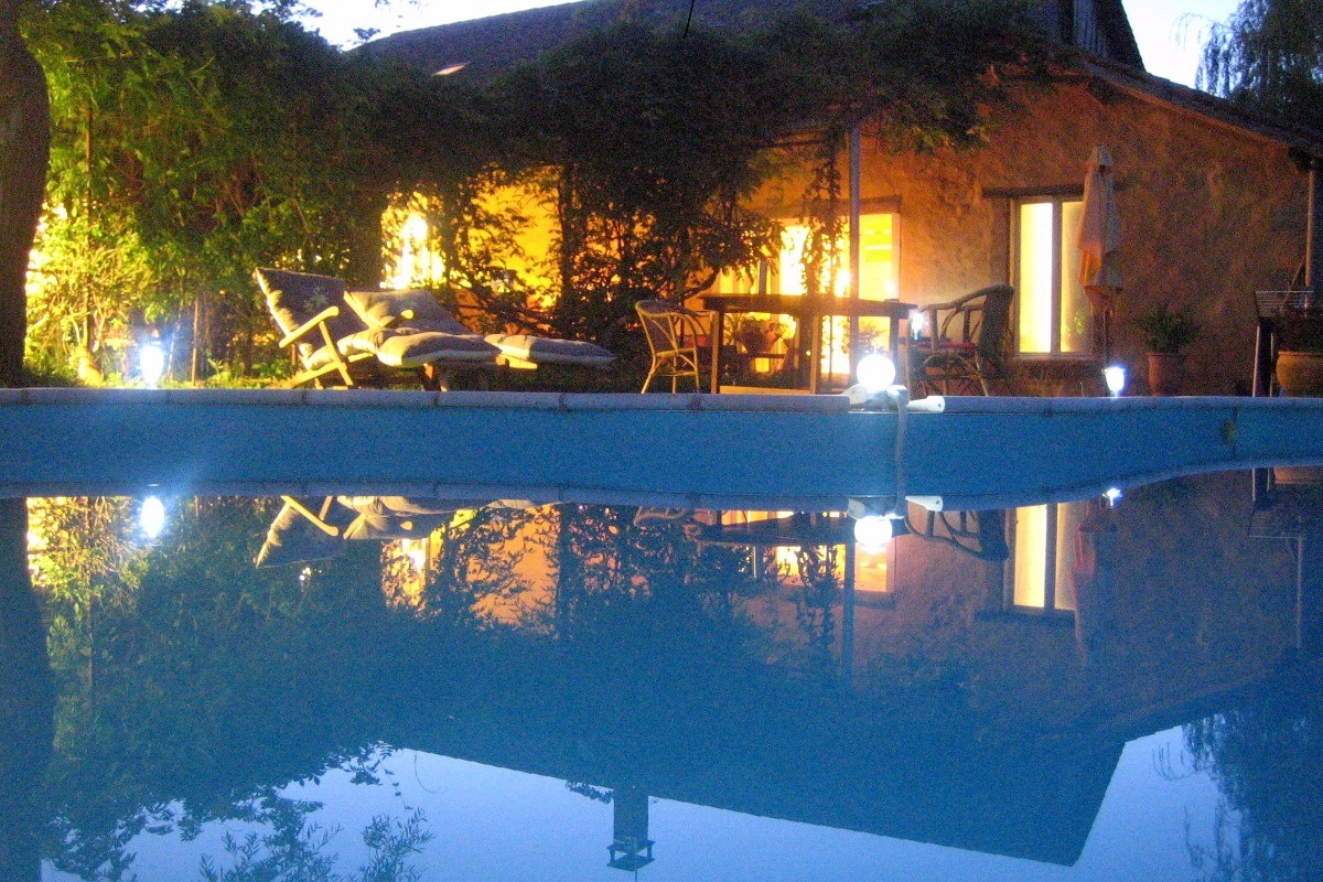 Piscine pendant une douce soirée en août