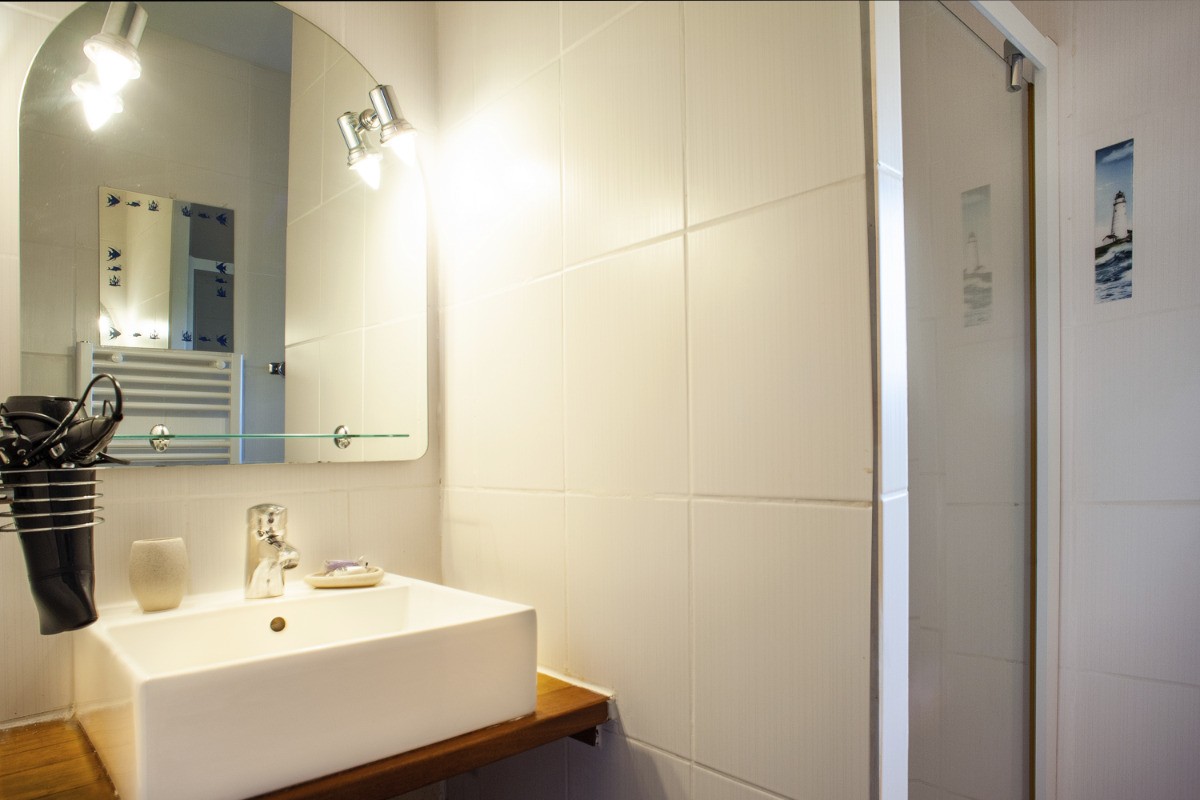 Salle d'eau du rez-de -chaussée (WC séparés).