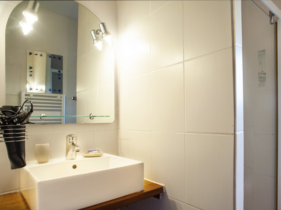 Salle d'eau du rez-de -chaussée (WC séparés).