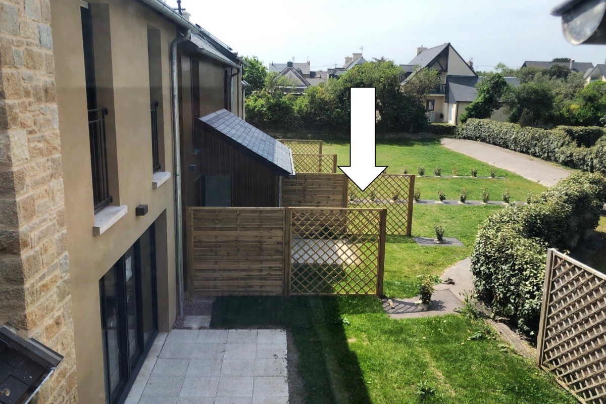 Jardin ensoleillé de 70 m² à l'arrière de la maison. Avec salon de jardins pour 4 personnes, transats, grill électrique.