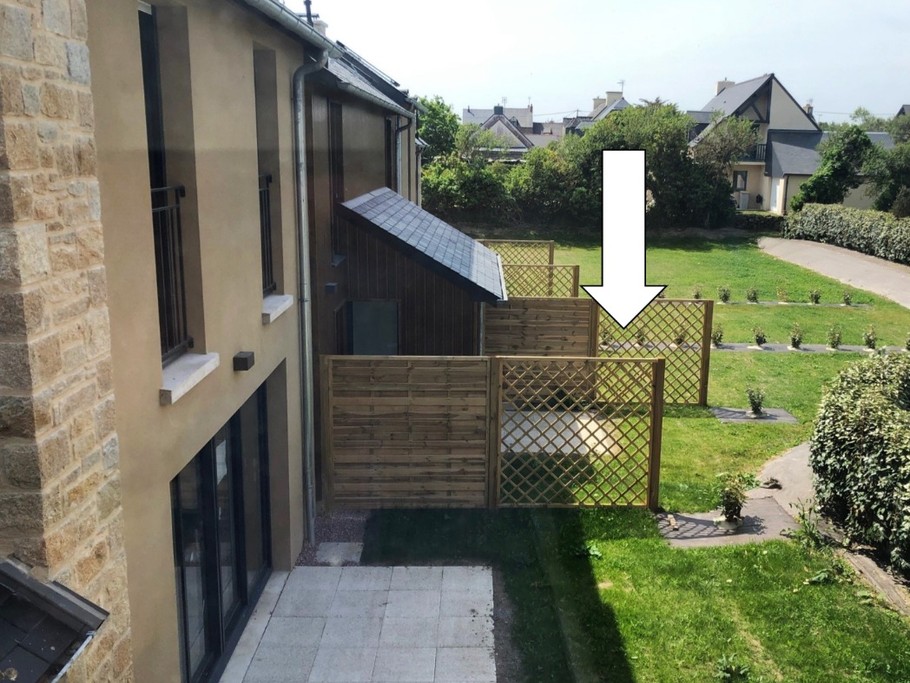 Jardin ensoleillé de 70 m² à l'arrière de la maison. Avec salon de jardins pour 4 personnes, transats, grill électrique.