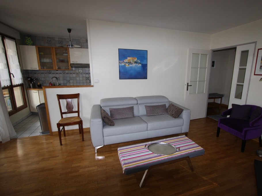 Espace salon donnant sur cuisine ouverte