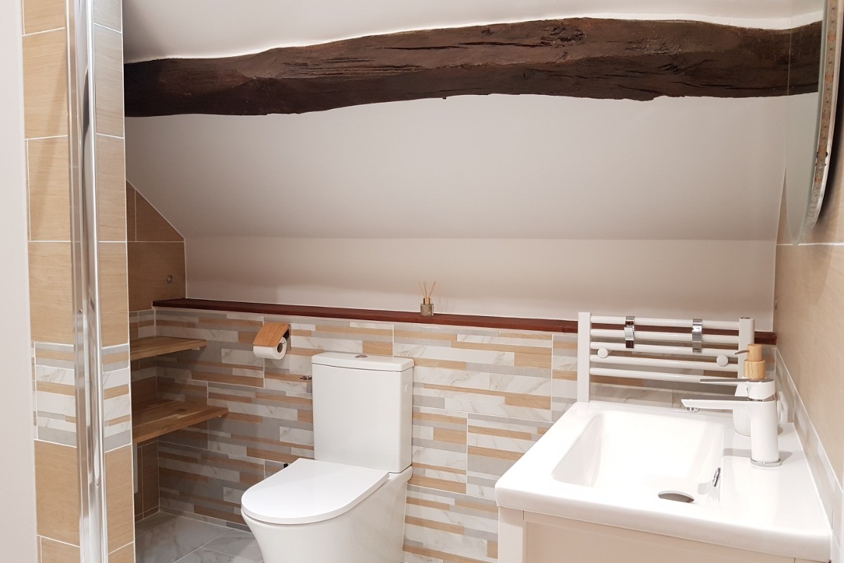 Salle d'eau indépendante à l'étage avec douche et WC.