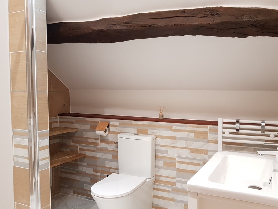 Salle d'eau indépendante à l'étage avec douche et WC.