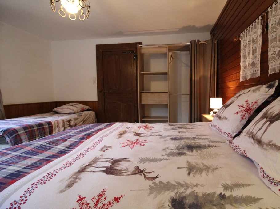 Chambre 3 couchages - Appartement tout confort avec jacuzzi à Plainfaing