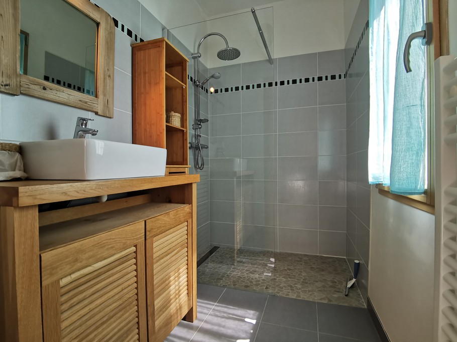 RDC: Salle d'eau communicante et privative à la chambre 1