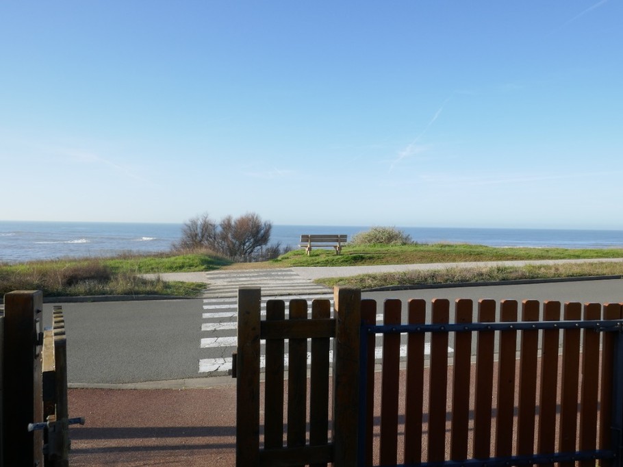 Cour fermée face à la mer