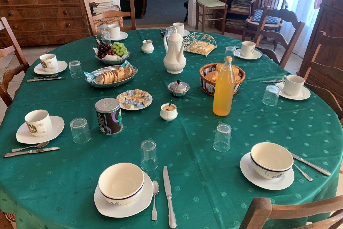 Petit déjeuner en Chambres d'hôtes La Maison aux Roses près du Futuroscope, La Vallée des Singes, à Valence de Poitou en Vienne