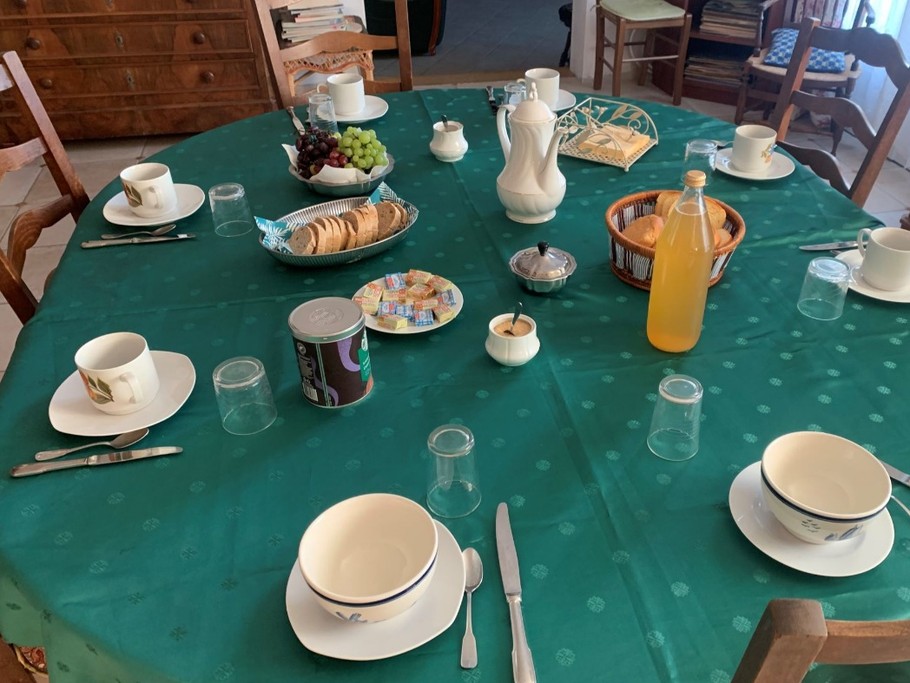 Petit déjeuner en Chambres d'hôtes La Maison aux Roses près du Futuroscope, La Vallée des Singes, à Valence de Poitou en Vienne