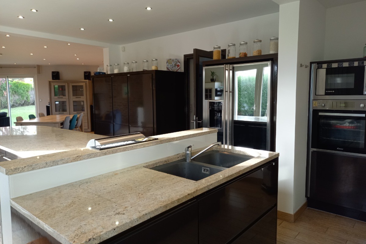 Clévacances - Location 10 personnes - cuisine - Langueux - Maison avec jacuzzi