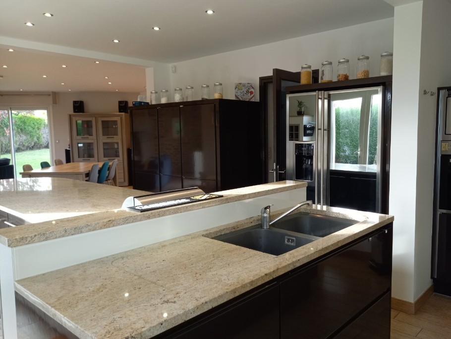 Clévacances - Location 10 personnes - cuisine - Langueux - Maison avec jacuzzi