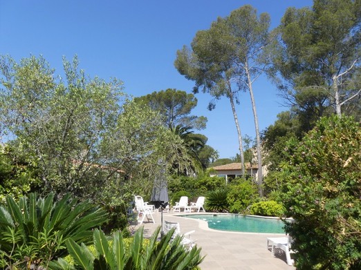 Accès à la piscine depuis le logement