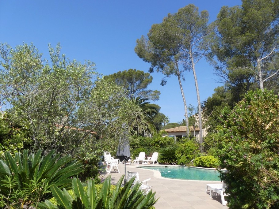 Accès à la piscine depuis le logement