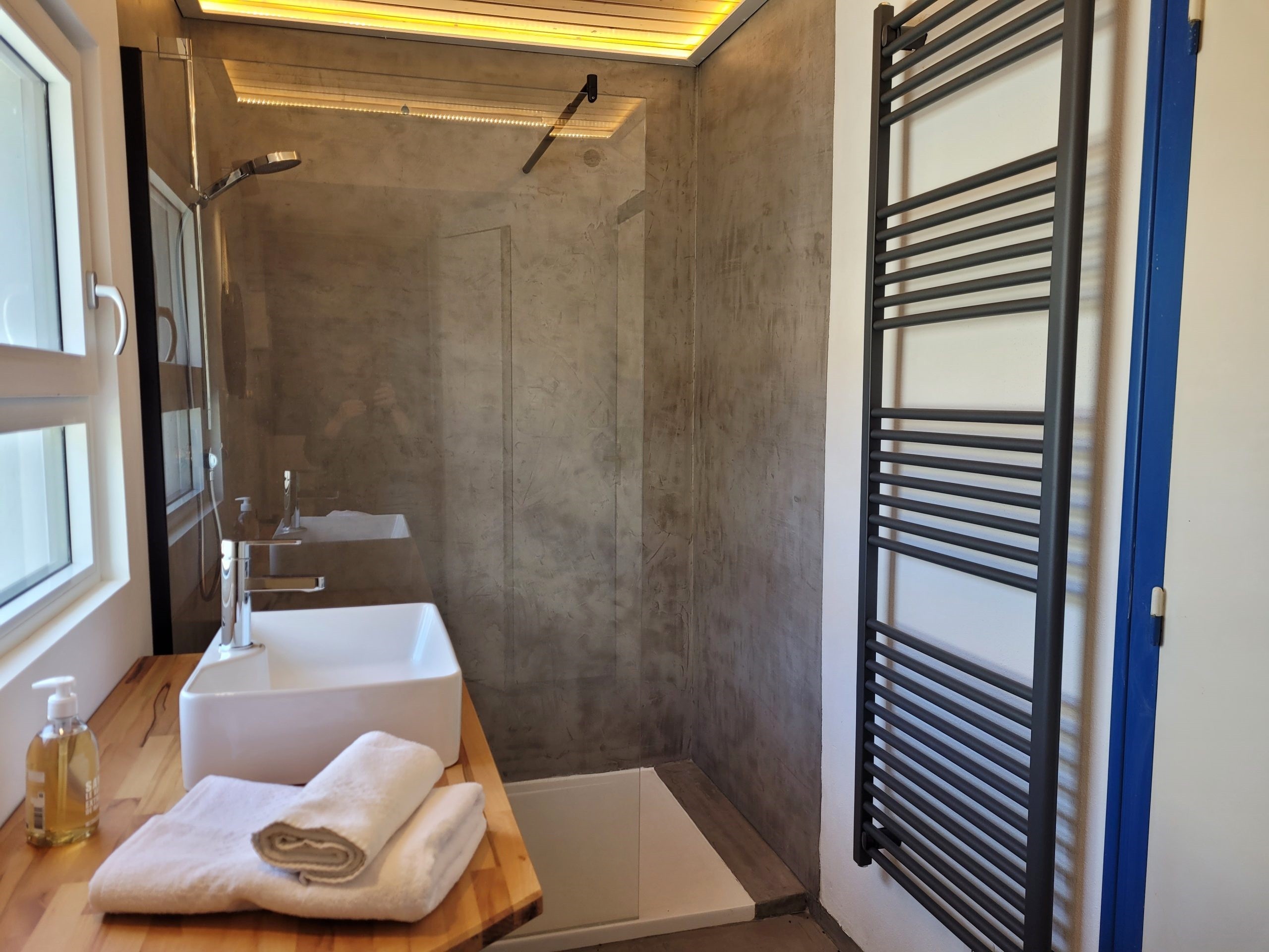 Shower room with WC