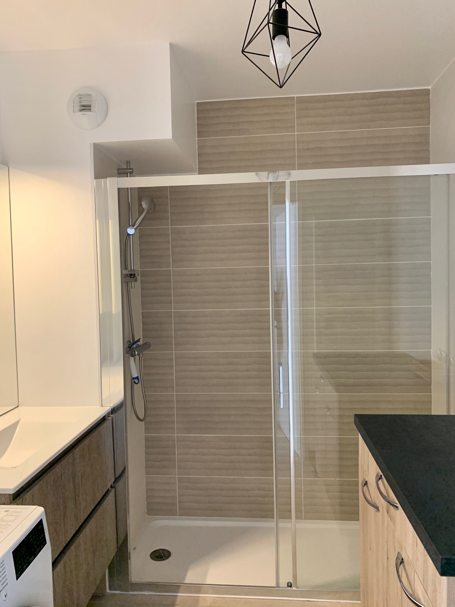 Salle de bain moderne – Location de vacances Hérault.