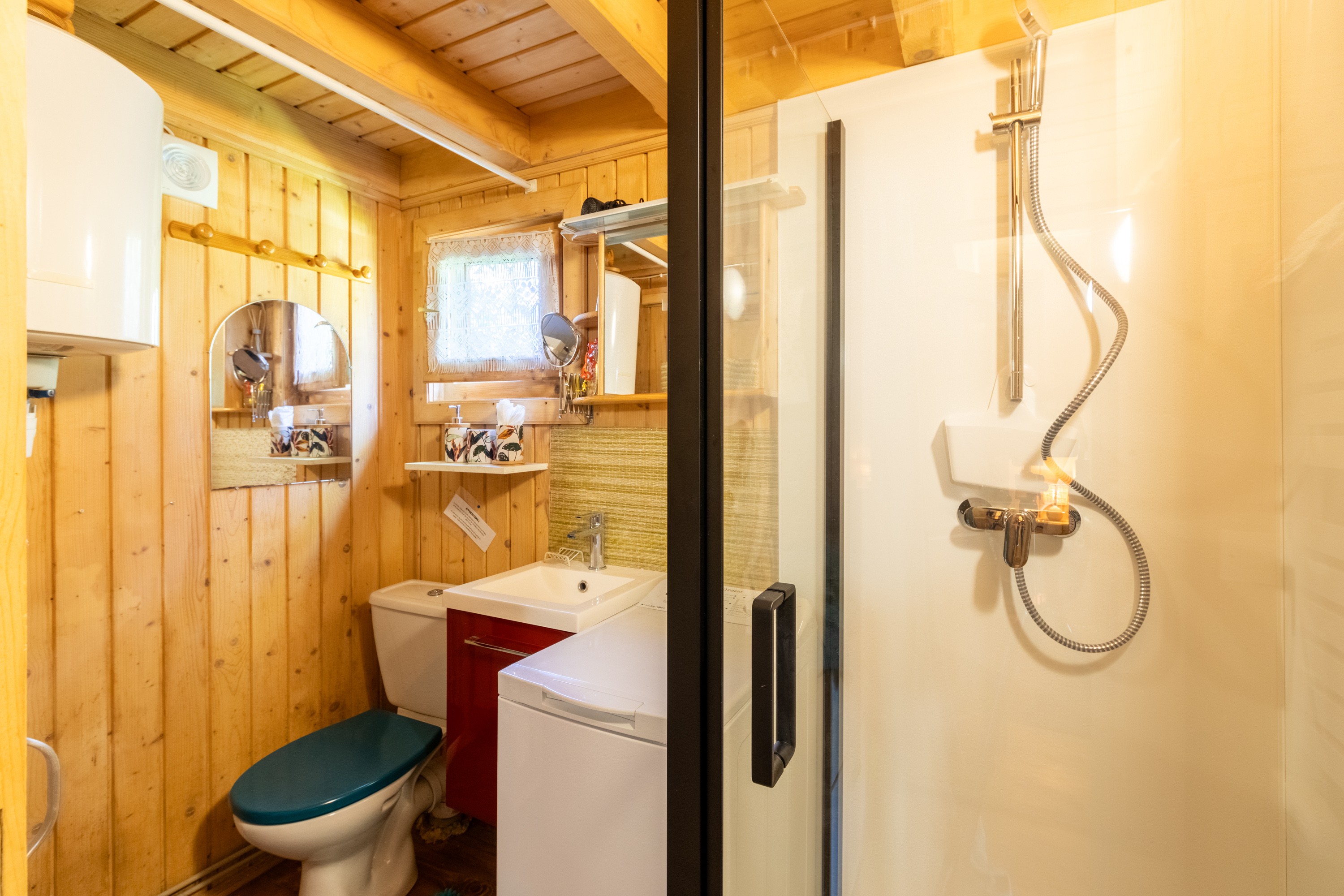 WC, douche et lavabo, machine à laver