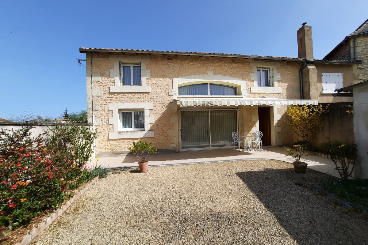 Une belle cour ensoleillé et une terrasse ombragée privative