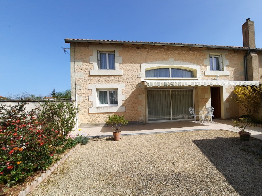 Une belle cour ensoleillé et une terrasse ombragée privative