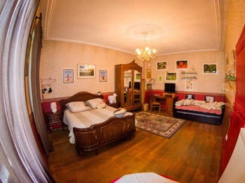 La chambre offre un bel espace, idéal pour accueillir jusqu'à quatre personnes, donnant lur le jardin calme.