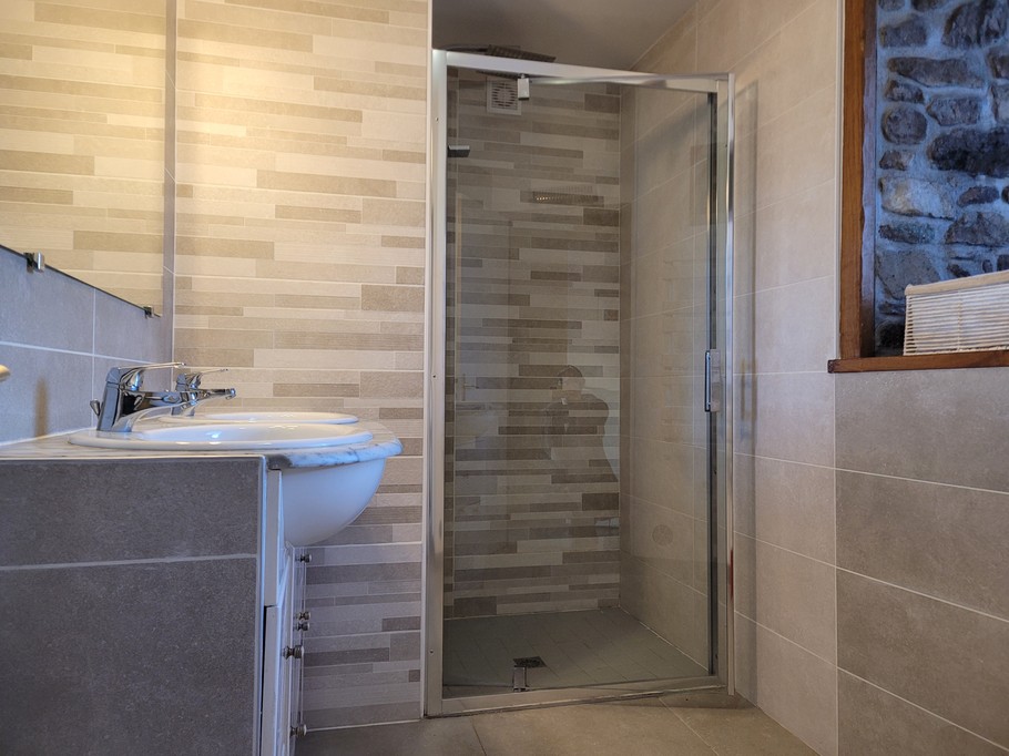 Le Grand location de vacances, Pléhedel, Salle d'eau avec douche italienne et lavabo