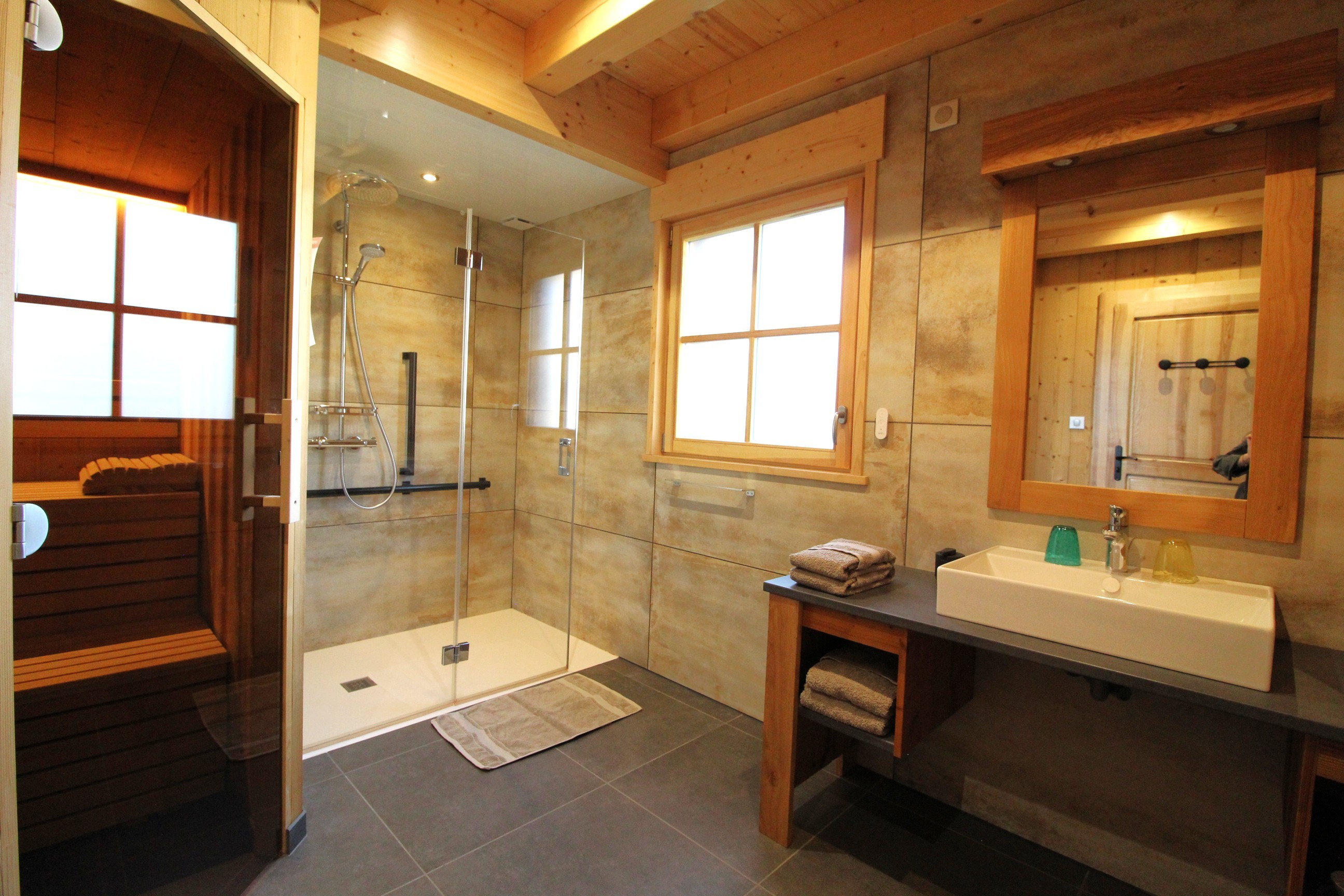 Salle d'eau RDC - Chalet du Pré Temy, avec sauna et jeux extérieur