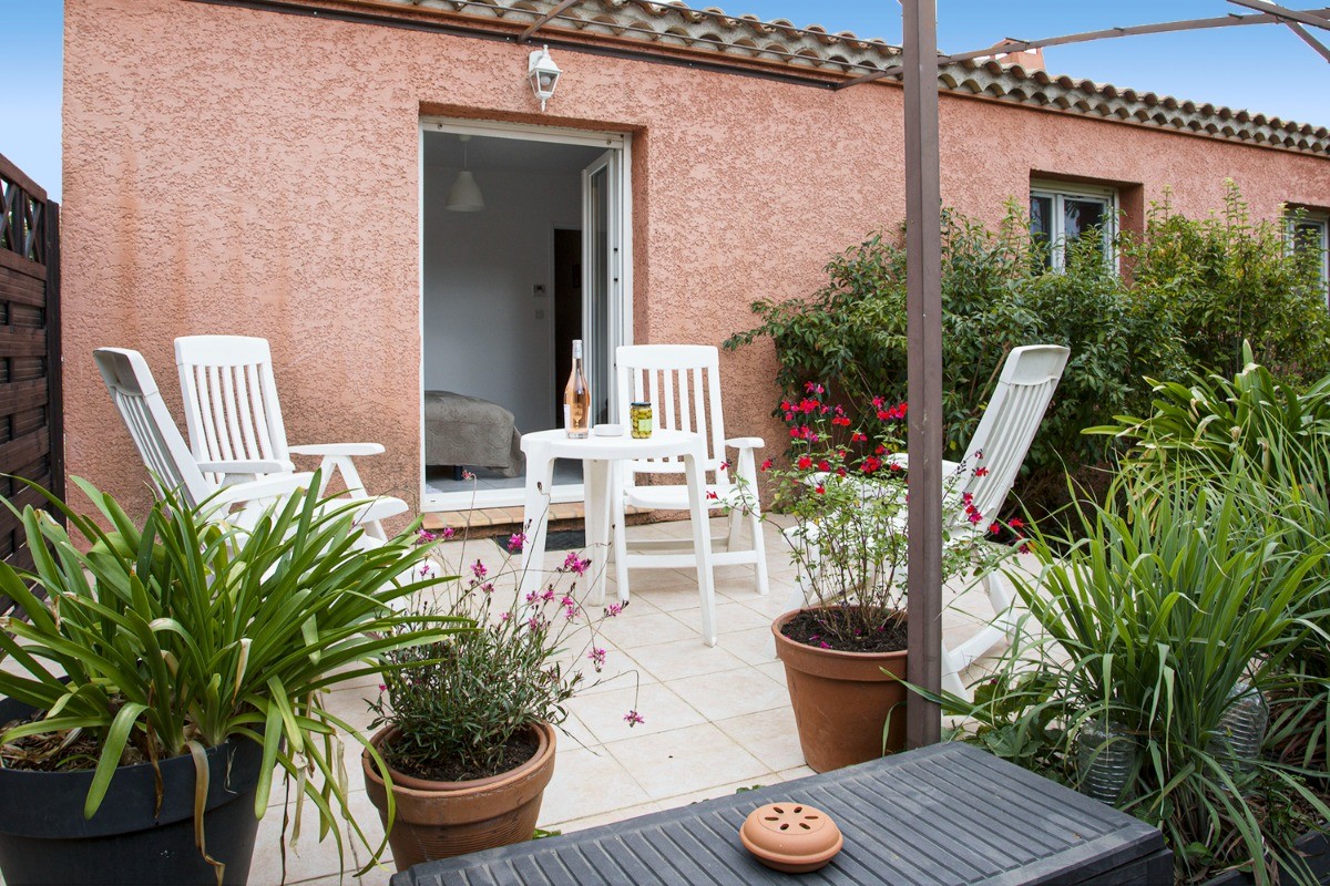Terrasse plein sud donnant sur la chambre avec lit 2 personnes.