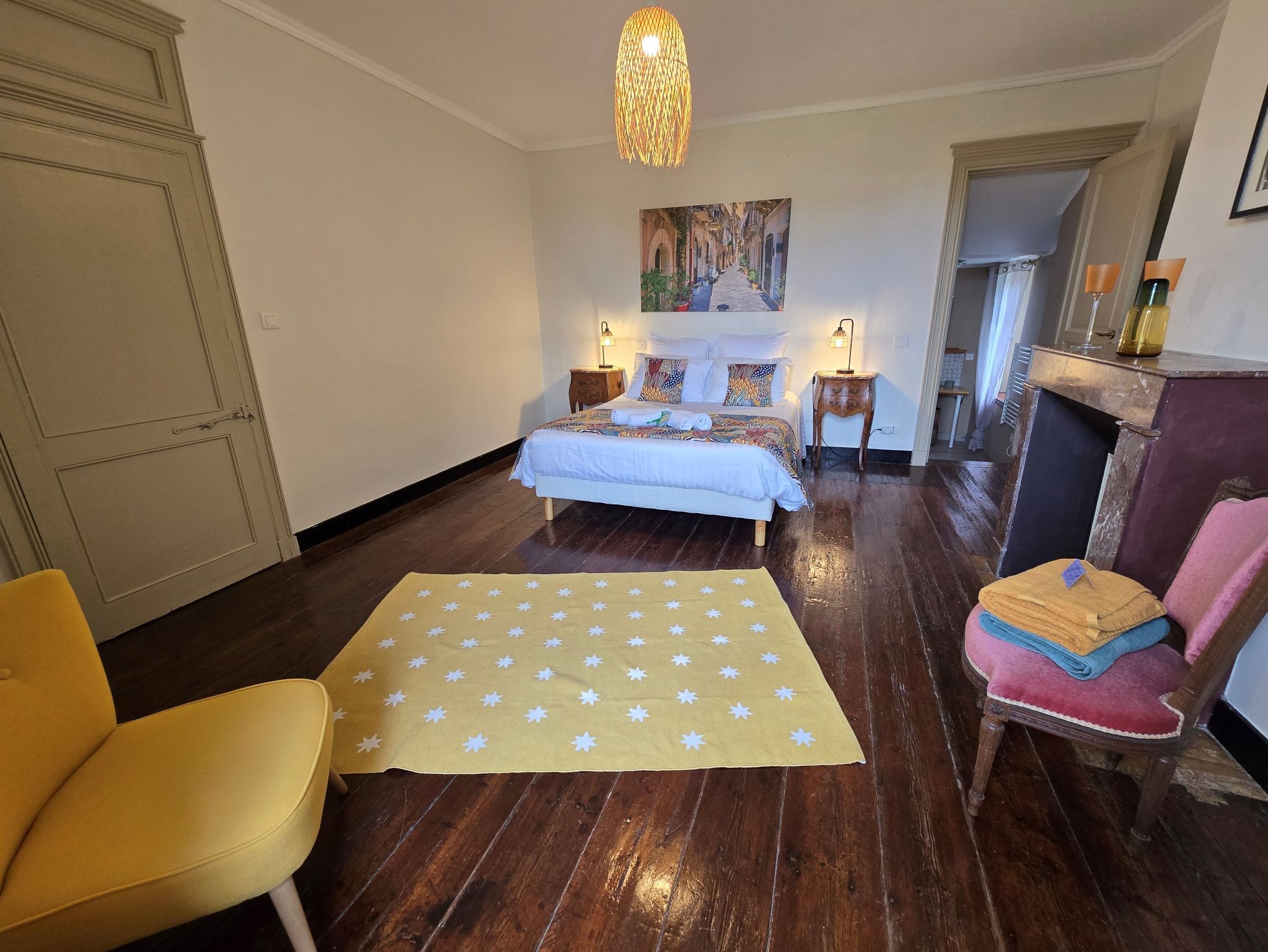 Syracuse Room with a king-size bed on the first floor of Bello Viso in Gironde