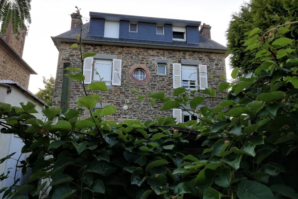 Façade arrière de la maison de bourg, tout près du sentier des douaniers.L'appartement se situe au 2nd étage (dernier étage).