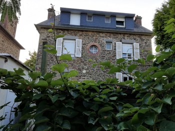 Façade arrière de la maison de bourg, tout près du sentier des douaniers.L'appartement se situe au 2nd étage (dernier étage).