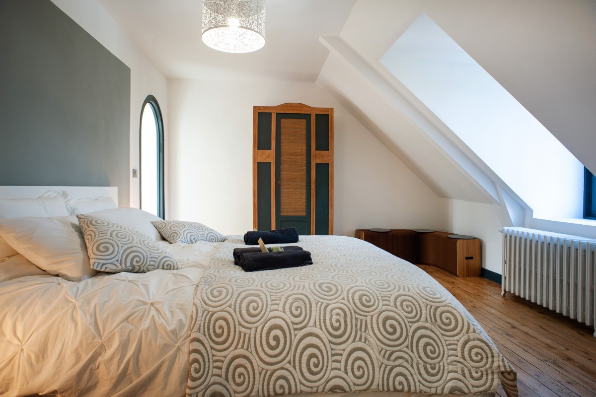 Ti Laouen, Clévacances, 2nd floor master suite with en-suite shower room