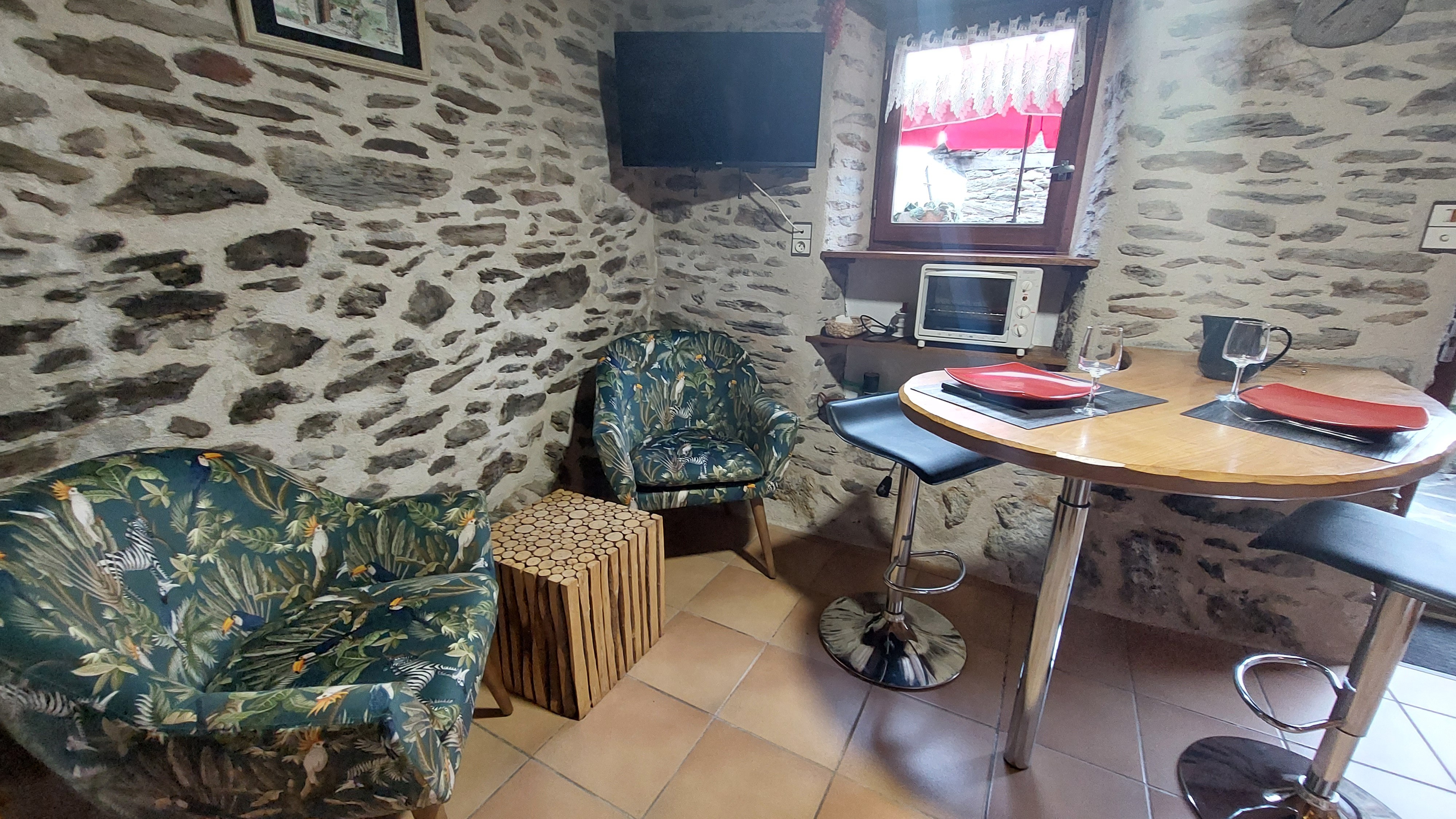 Séjour lumineux du gîte pour deux personnes, idéal après une journée de randonnée