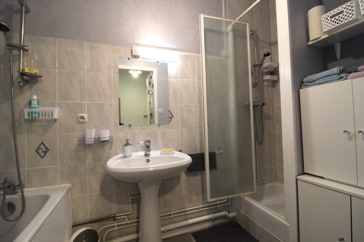 Salle d'eau avec une baignoire et une cabine de douche - Chambre d'hôtes au cœur des Vosges et proche de l'Alsace