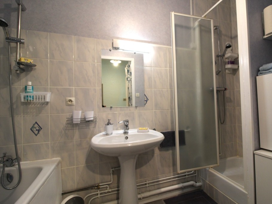 Salle d'eau avec une baignoire et une cabine de douche - Chambre d'hôtes au cœur des Vosges et proche de l'Alsace