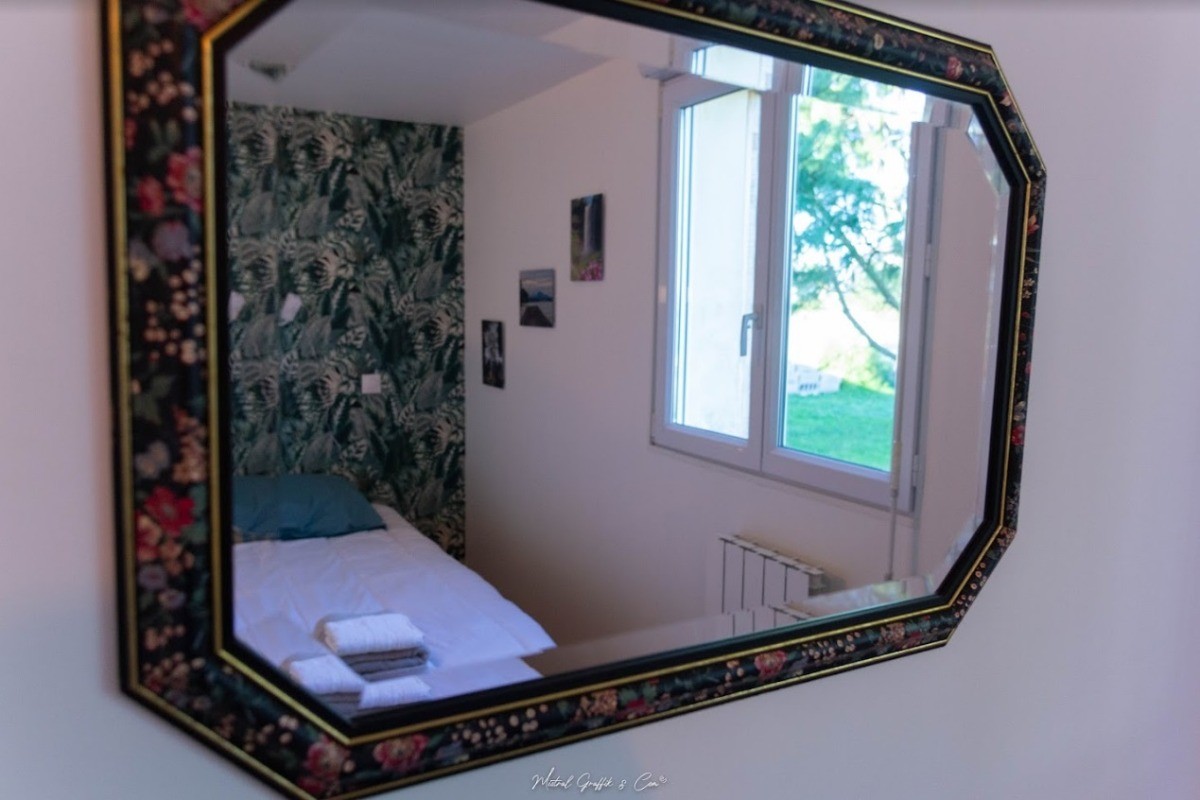 © - @mistralgraffik // AR KAARDI, location de vacances, Trévou Tréguignec, chambre twin miroir
